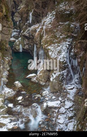 La gorge de l'Orrido di Cossogno en hiver , Val Grande, Verbano Cusio Ossola district, Piémont, Italie. Banque D'Images