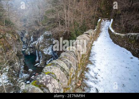 La gorge de l'Orrido di Cossogno en hiver , Val Grande, Verbano Cusio Ossola district, Piémont, Italie. Banque D'Images