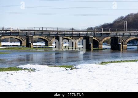 Ponts de chemin de fer au-dessus des eaux de crue gelées Banque D'Images