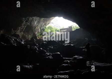 Les impressionnantes grottes du ciel et de l'enfer dans le sud-est de la Turquie, où une arche naturelle encadre un escalier menant aux profondeurs mystérieuses. Banque D'Images