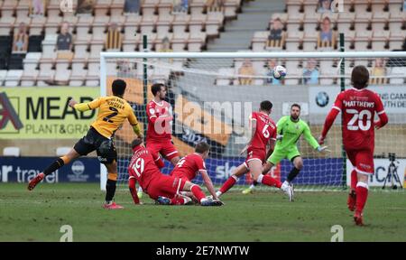 Cambridge, Royaume-Uni. 30 janvier 2021. Kyle Knoyle, de Cambridge, a obtenu un score de 2-1 lors du deuxième match de l'EFL Sky Bet League entre Cambridge United et Crawley Town au stade Abbey de Cambridge. Credit: James Boardman / Alamy Live News Banque D'Images