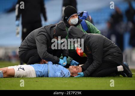 Phil Foden de Manchester City reçoit un traitement lors du match de la Premier League au Etihad Stadium de Manchester. Date de la photo: Samedi 30 janvier 2021. Banque D'Images