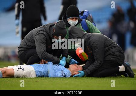 Phil Foden de Manchester City reçoit un traitement lors du match de la Premier League au Etihad Stadium de Manchester. Date de la photo: Samedi 30 janvier 2021. Banque D'Images