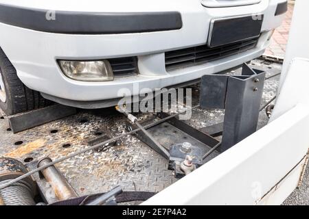 Véhicule en panne remorqué sur un camion-plateau Banque D'Images