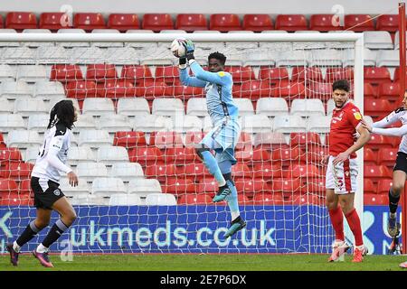 NOTTINGHAM, ANGLETERRE. JAN 30TH Brice Samba (30) de Nottingham Forest rend le ballon sûr pendant le match de championnat de Sky Bet entre Nottingham Forest et Barnsley au City Ground, Nottingham, le samedi 30 janvier 2021. (Credit: Jon Hobley | MI News) Credit: MI News & Sport /Alay Live News Banque D'Images