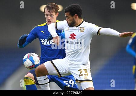 Joe Pigott (à gauche) d'AFC Wimbledon et Louis Thompson de Milton Keynes pour le match de la Sky Bet League One à Plough Lane, Wimbledon. Date de la photo: Samedi 30 janvier 2021. Banque D'Images