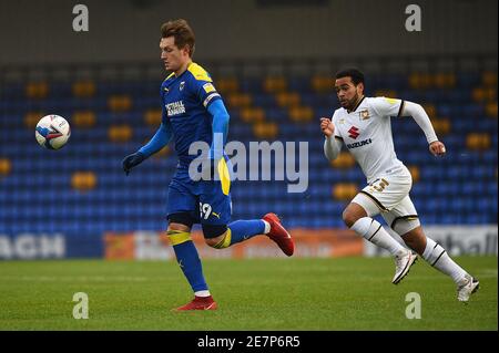 Joe Pigott (à gauche) d'AFC Wimbledon et Louis Thompson de Milton Keynes pour le match de la Sky Bet League One à Plough Lane, Wimbledon. Date de la photo: Samedi 30 janvier 2021. Banque D'Images