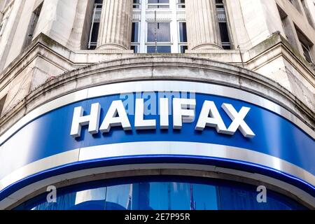 Panneau sur la façade et la banque Halifax à Tottenham court Road, Londres, Royaume-Uni Banque D'Images