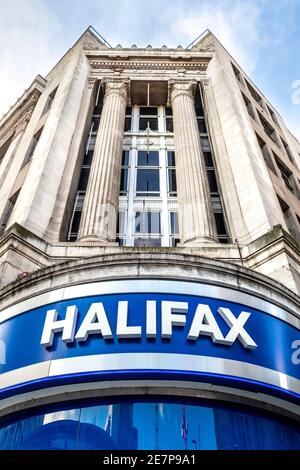 Panneau sur la façade et la banque Halifax à Tottenham court Road, Londres, Royaume-Uni Banque D'Images