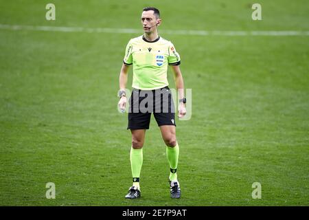 Eibar, Espagne. 30 janvier 2021. L'arbitre Sanchez Martinez regarde pendant le match de la Liga entre SD Eibar et Sevilla FC joué au stade d'Ipurua. Crédit : ion Alcoba/Capturasport/Alay Live News Banque D'Images