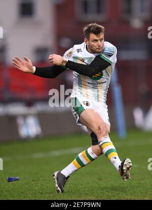 Stade Kingsholm, Gloucester, Gloucestershire, Royaume-Uni. 30 janvier 2021. Rugby en première anglaise, Gloucester contre Northampton Saints; Dan Biggar de Northampton Saints lance un crédit de conversion: Action plus Sports/Alamy Live News Banque D'Images