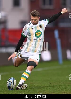 Stade Kingsholm, Gloucester, Gloucestershire, Royaume-Uni. 30 janvier 2021. Rugby en première anglaise, Gloucester contre Northampton Saints; Dan Biggar de Northampton Saints lance un crédit de conversion: Action plus Sports/Alamy Live News Banque D'Images