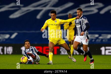 Antonee Robinson (au centre) de Fulham lutte pour le bal avec le Mateus Pereira (à gauche) de West Bromwich Albion et Jake Livermore (à droite) lors du match de la Premier League aux Hawthorns, West Bromwich. Date de la photo: Samedi 30 janvier 2021. Banque D'Images