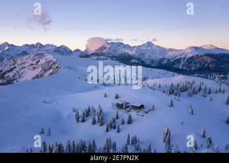 Velika planina avec des huttes de bergers couvertes de neige en hiver. Banque D'Images