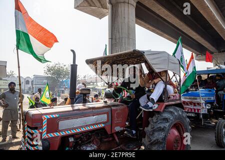 un grand nombre de tracteurs dont le drapeau indien est destiné à un rassemblement de tracteurs lors de manifestations d'agriculteurs à la frontière de tikri, delhi, inde. Banque D'Images