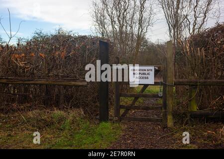 Aucun panneau d'accès public fixé à une entrée fermée d'un site d'éducation à Wat Tyler Country Park, Pitsea, Basildon, Essex, Grande-Bretagne, 2021 Banque D'Images