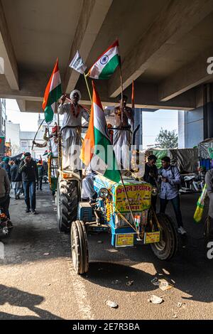 un grand nombre de tracteurs dont le drapeau indien est destiné à un rassemblement de tracteurs lors de manifestations d'agriculteurs à la frontière de tikri, delhi, inde. Banque D'Images