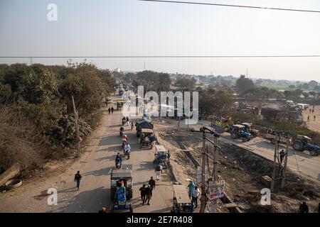 un grand nombre de tracteurs dont le drapeau indien est destiné à un rassemblement de tracteurs lors de manifestations d'agriculteurs à la frontière de tikri, delhi, inde. Banque D'Images