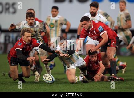 DaN Biggar des Saints de Northampton et Billy Twelvetrees de Gloucester (à gauche) pendant le match de première division de Gallagher au stade Kingsholm, Gloucester. Date de la photo: Samedi 30 janvier 2021. Banque D'Images