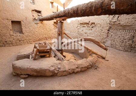 Ancien moulin dans le village abandonné el-Qasr, oasis Dakhla, Egypte Banque D'Images