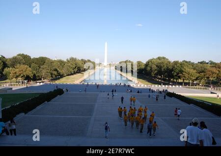 Le Washington Monument à Washington DC Etats-Unis personnes marchant dans le National Mall réflexion réflexions grande tour impressionnante Martin Luther King Banque D'Images