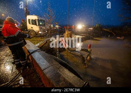 L'illustration montre le service de protection civile qui installe une pompe à eau pendant le niveau d'eau élevé de la rivière 'Shelde' à Wichelen, sur le Saturda Banque D'Images