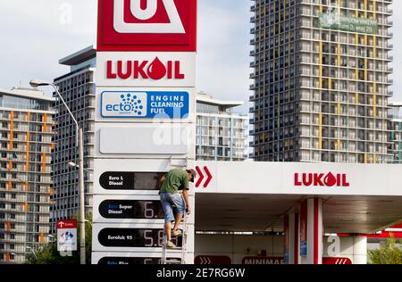 BUCAREST, ROUMANIE - 9 SEPTEMBRE 2013 : panneaux à la station-service Lukoil dans le centre de Bucarest. Banque D'Images