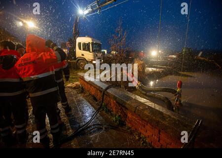 L'illustration montre le service de protection civile qui installe une pompe à eau pendant le niveau d'eau élevé de la rivière 'Shelde' à Wichelen, sur le Saturda Banque D'Images