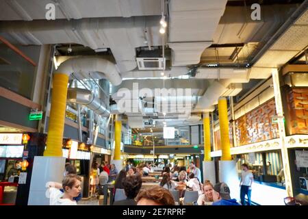 Moscou, Russie - septembre 2020 vue sur les gens assis dans un café de cour de restauration dans le centre commercial Depo Moscou dans le centre historique de la capitale High Banque D'Images