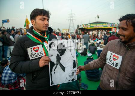 Un manifestant tenant un portrait du Mahatma Gandhi pendant la manifestation.Bhartiya kisan leader syndical, Rakesh Tikait et les agriculteurs protestent contre le gouvernement nouvelles lois agricoles, les dirigeants des agriculteurs ont observé un jour rapide à l'anniversaire de la mort de Mahatma Gandhi. Banque D'Images