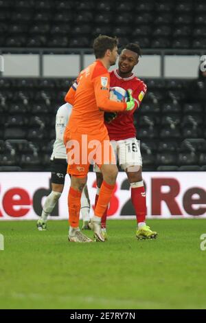 DERBY, ANGLETERRE. 30 JANVIER Antoine Semenyo de Bristol City partage un rire avec David Marshall du comté de Derby lors du match de championnat Sky Bet entre le comté de Derby et Bristol City au Pride Park, Derby le samedi 30 janvier 2021. (Credit: Simon Newbury | MI News ) Credit: MI News & Sport /Alay Live News Banque D'Images