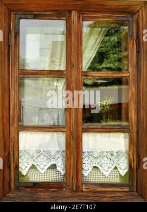 Fenêtre traditionnelle en bois brun vintage. Vue avant, gros plan, verticale Banque D'Images