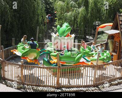 ST. MARGARETHEN, AUTRICHE - 8 juin 2017 : carrousel de saut à la grenouille. Attraction à Familypark. Parc d'attractions dans la région du Burgenland. Banque D'Images