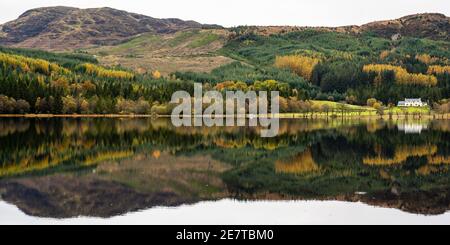 Réflexions d'automne sur le Loch Chon dans les Trossachs, en Écosse, au Royaume-Uni Banque D'Images