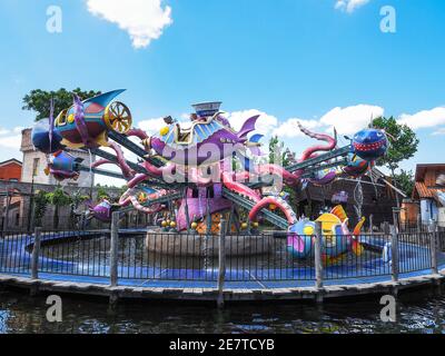 ST. MARGARETHEN, AUTRICHE - 8 juin 2017 : la Fliegende Fische, carrousel avec poulpe géante. Attraction à Familypark. Banque D'Images
