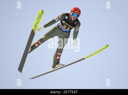 Willingen, Allemagne. 30 janvier 2021. Ski nordique, saut à ski : coupe du monde, grande colline, hommes. Philipp Aschenwald, de l'Autriche, saute au 1er tour de Mühlenkopfschanze. Credit: Arne Dedert/dpa/Alay Live News Banque D'Images