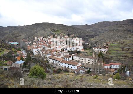 Village de Munilla de la montagne. Situé à côté de la rivière Manzanares dans la vallée de Cidacos. Banque D'Images