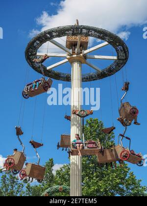 ST. MARGARETHEN, AUTRICHE - 8 juin 2017 : carrousel Romerturm, tour romaine avec chariots à deux places avec manette de commande. Attraction à Familypark. Banque D'Images