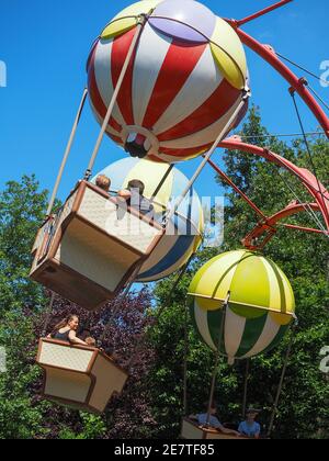 ST. MARGARETHEN, AUTRICHE - 8 juin 2017 : carrousel à ballons. Attraction à Familypark, parc d'attractions dans la région de Burgenland. Banque D'Images