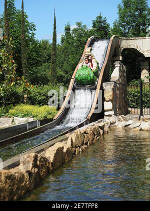 ST. MARGARETHEN, AUTRICHE - 8 juin 2017: Deux filles sur l'attraction dans le parc d'attractions Familypark. Krokobahn, flume d'eau en forme de crocodile. Banque D'Images