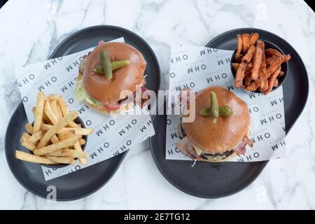 Sheffield, Royaume-Uni - 03 août 2017 : deux hamburgers avec frites et chips de patate douce à OHM, Fitzwilliam Street Banque D'Images