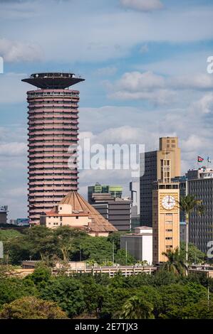 Kenyatta International Conference Centre (KICC) et horloge de la Maison d'État vue depuis Uhuru Park, Nairobi, Kenya Banque D'Images