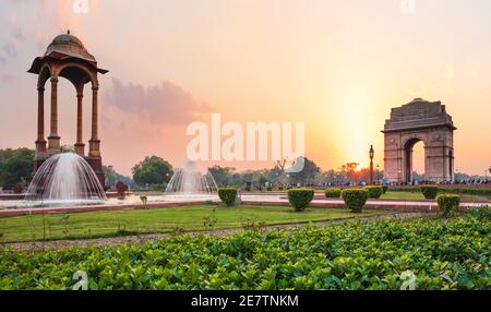 La Canopy et la porte de l'Inde au coucher du soleil à New Delhi, vue depuis le Monument commémoratif de guerre Banque D'Images