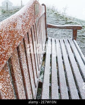 Banc de hêtre gelé recouvert de givre et de glace balayés par le vent sur Martinsell Hill, Wiltshire Banque D'Images