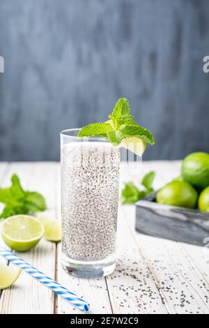 Boisson énergisante mexicaine, Chia Fresca à base d'eau, de graines, de chaux et sucré au miel sur fond de bois blanc rustique avec espace copie Banque D'Images