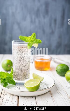 Boisson énergisante mexicaine, Chia Fresca à base d'eau, de graines, de chaux et sucré au miel sur fond de bois blanc rustique avec espace copie Banque D'Images