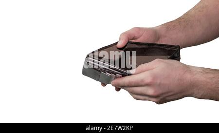 Portefeuille ouvert dans les mains d'un homme, isolé sur fond blanc, problèmes financiers, pas d'argent dans le portefeuille. L'homme regarde dans un portefeuille qui n'a pas de M. Banque D'Images