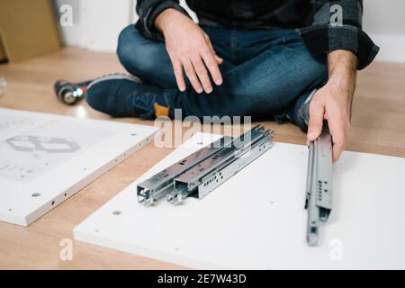 Portrait de l'homme assemblant des meubles. Faites-le vous-même assemblage de meubles. Banque D'Images