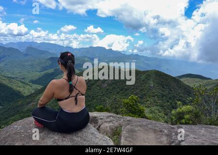 bonne femme au sommet de la montagne Banque D'Images