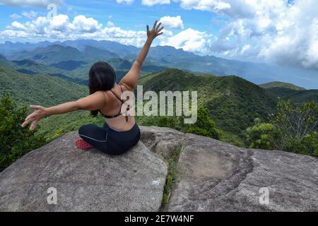 bonne femme au sommet de la montagne Banque D'Images